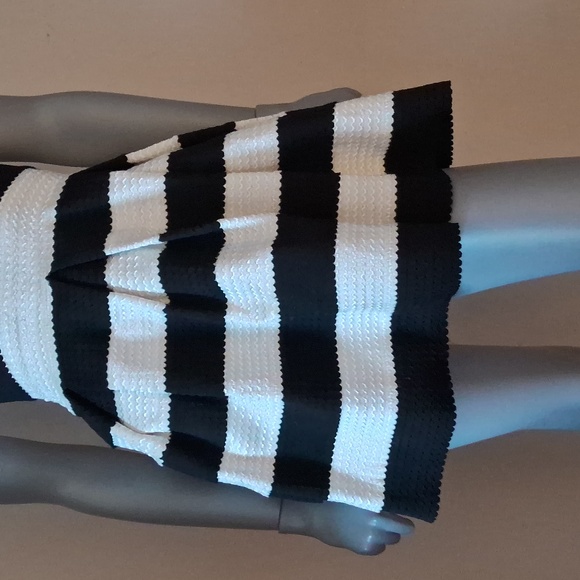 Solid Paneled Elastic Dress - Picture 3 of 4